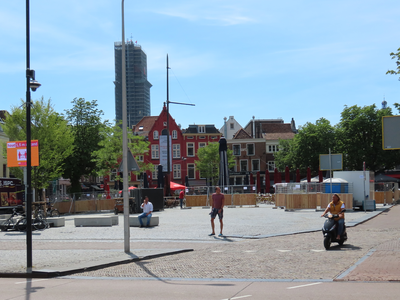 850161 Gezicht op de Neude te Utrecht, vanuit de Loeff Berchmakerstraat, met op het plein de horecaterrassen die sinds ...